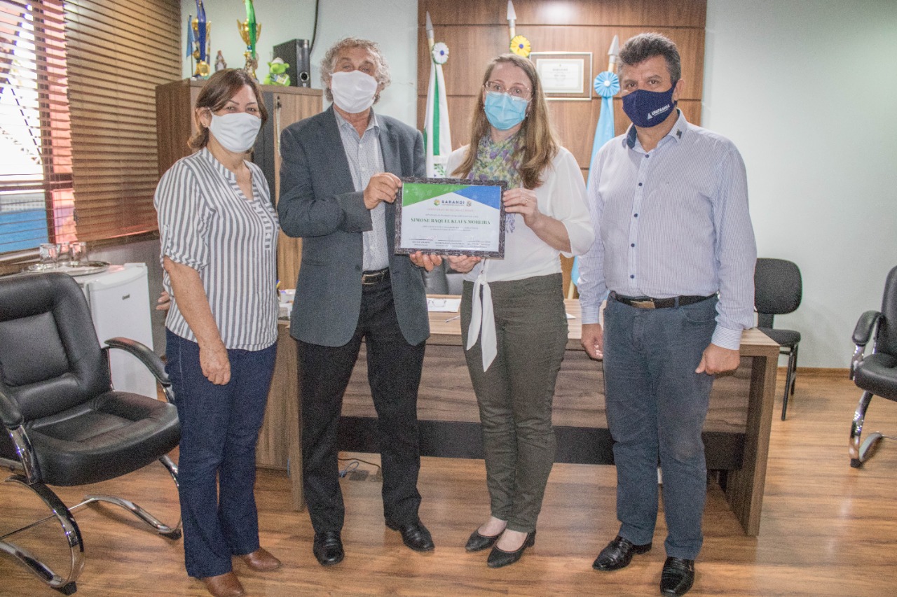 Entrega de certificado de reconhecimento - Simone Raquel Klaus Moreira