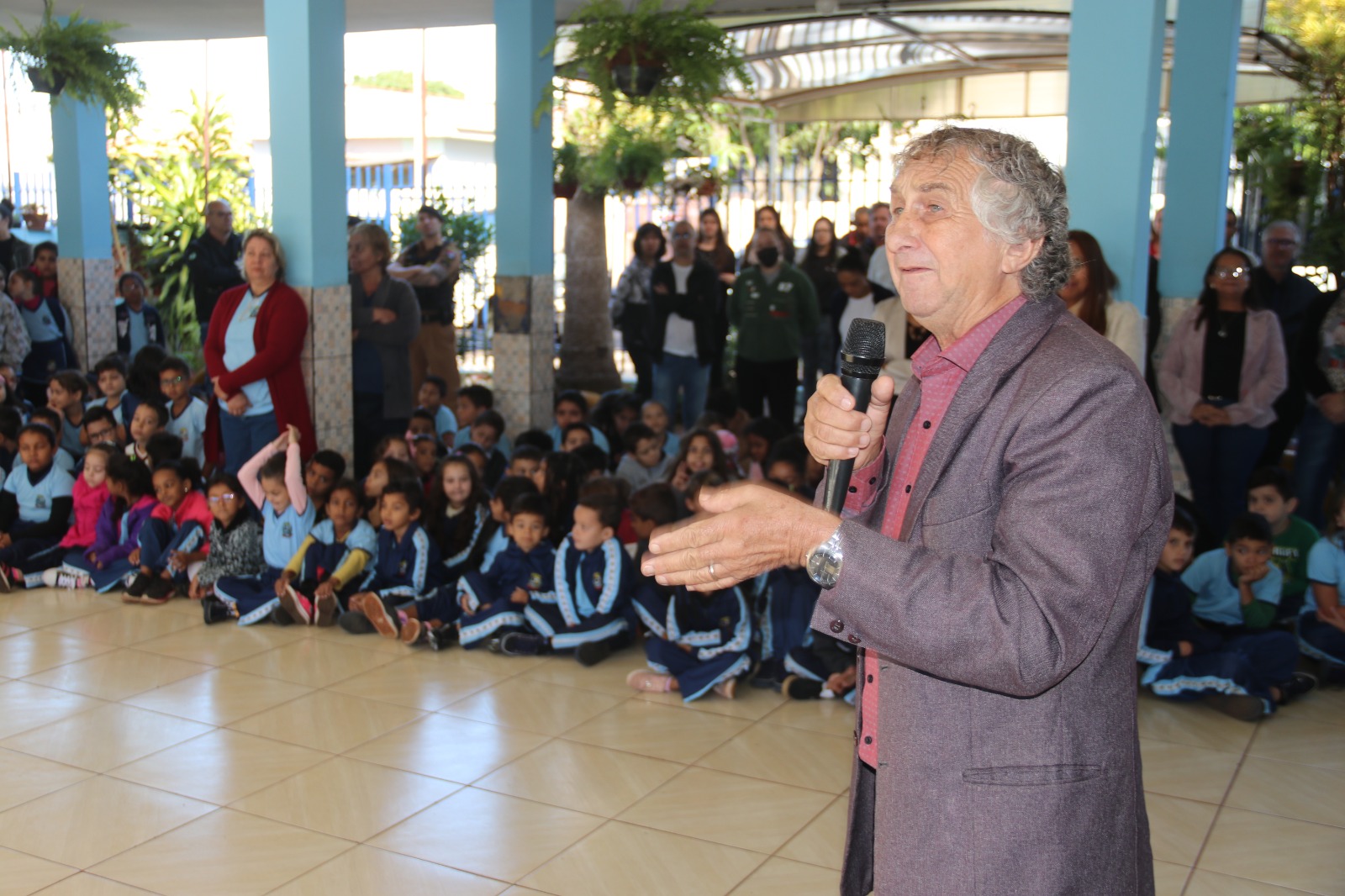 Em inauguração de ampliação de escola, prefeito cita conjunto de obras em andamento no município