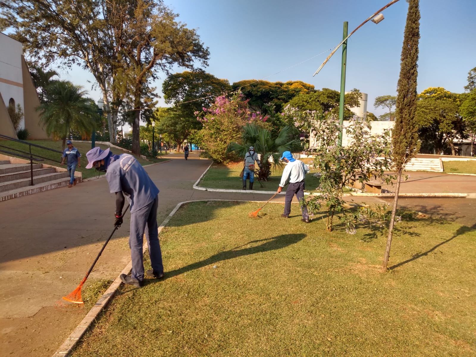 Equipe da Secretaria de Saneamento e Meio Ambiente realizaram trabalho de limpeza na Praça Ipiranga e Dos Pioneiros