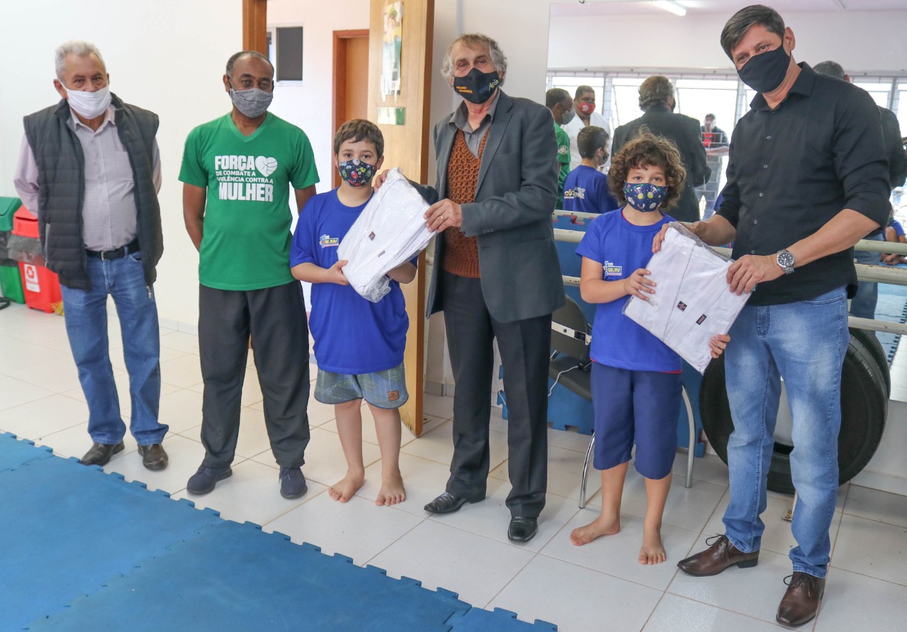 SEJUV realiza entrega de kimonos para alunos da oficina de Judô do Projeto Superação