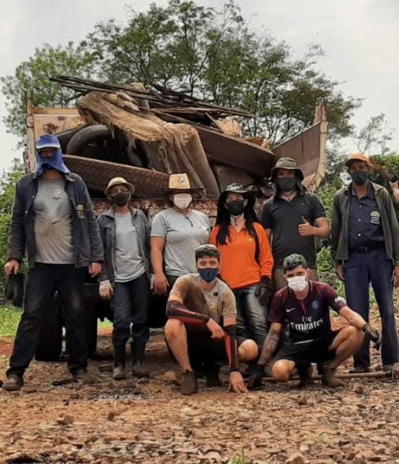 Equipe da Secretaria de Saneamento e Meio Ambiente realiza limpeza de lixo às margens de rio em Sarandi