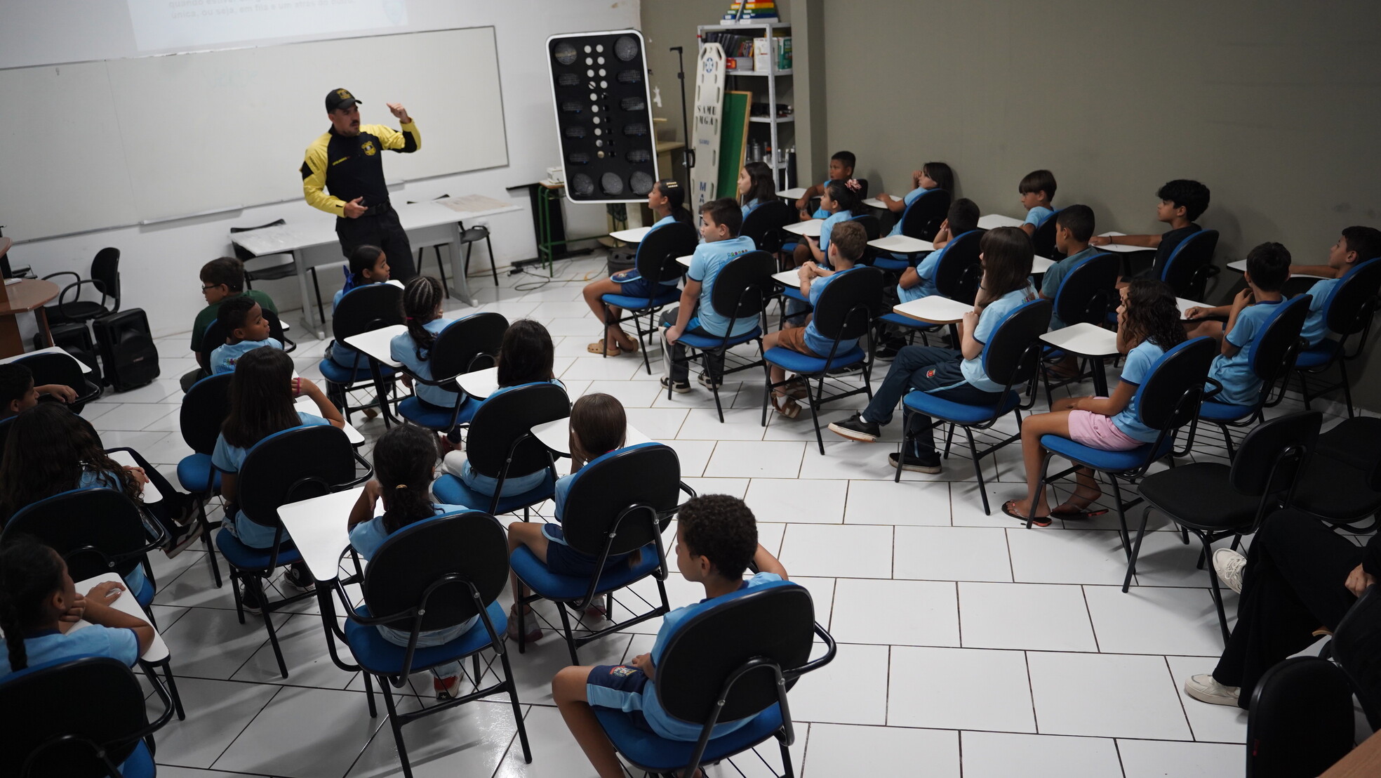 Agentes de trânsito realizam ações educativas com alunos da rede municipal de ensino