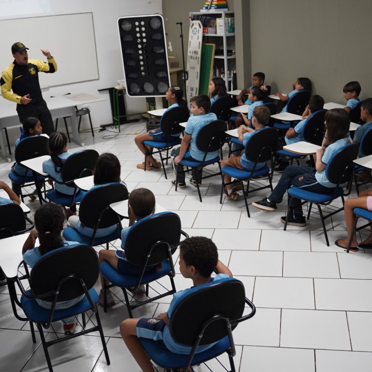 Agentes de trânsito realizam ações educativas com alunos da rede municipal de ensino