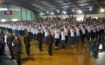 Mais de 700 jovens participam de cerimônia de Juramento à Bandeira e recebem dispensa militar em Sarandi
