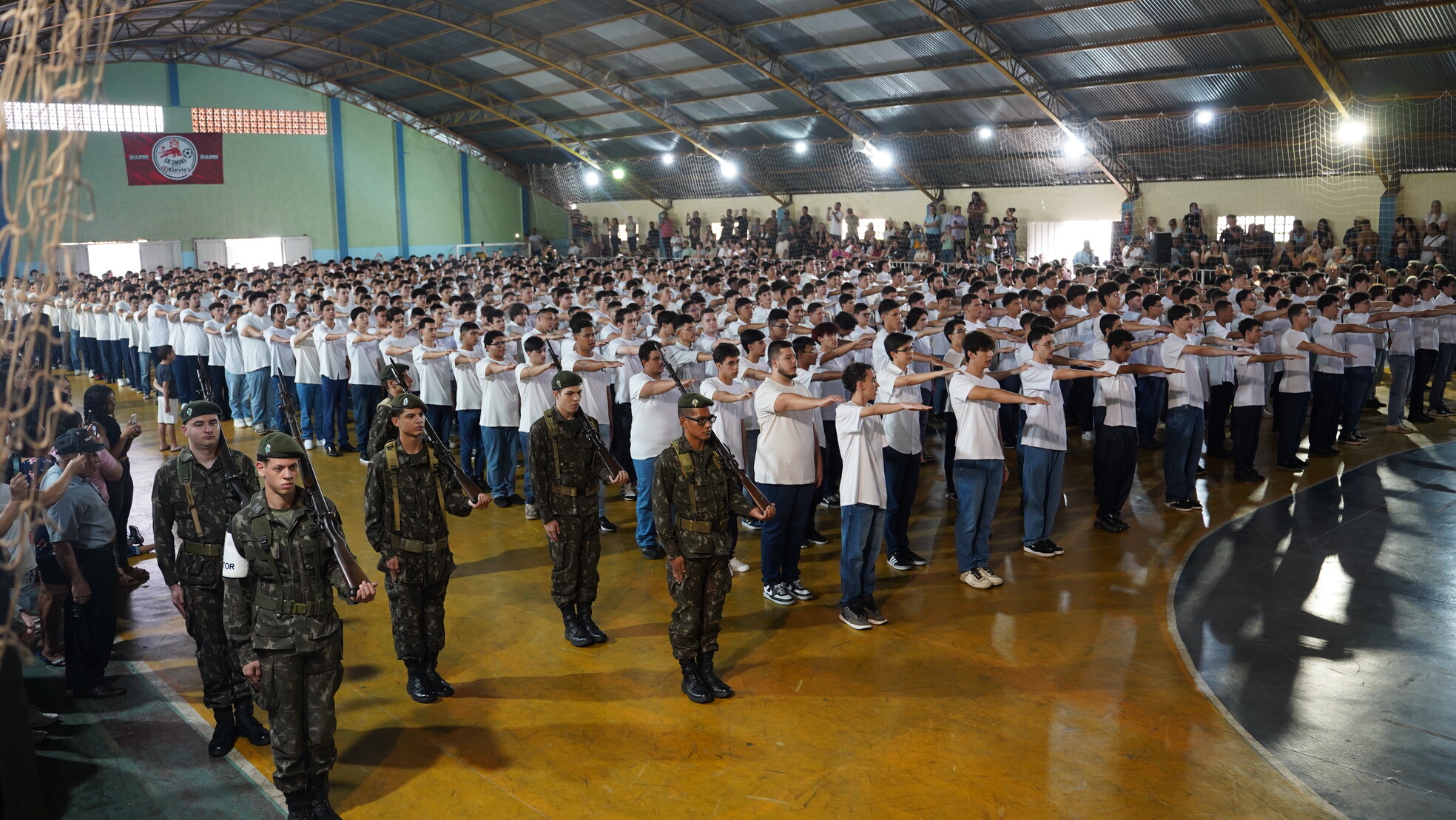 Mais de 700 jovens participam de cerimônia de Juramento à Bandeira e recebem dispensa militar em Sarandi