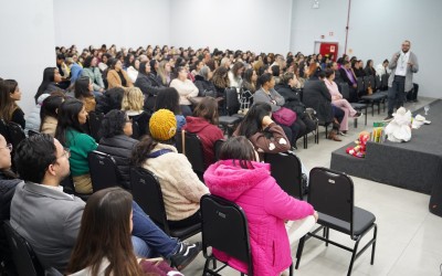 Secretária de Educação realiza Jornada Pedagógica com apresentação do material que será utilizado na rede pública, além de reuniões para alinhamento das equipes