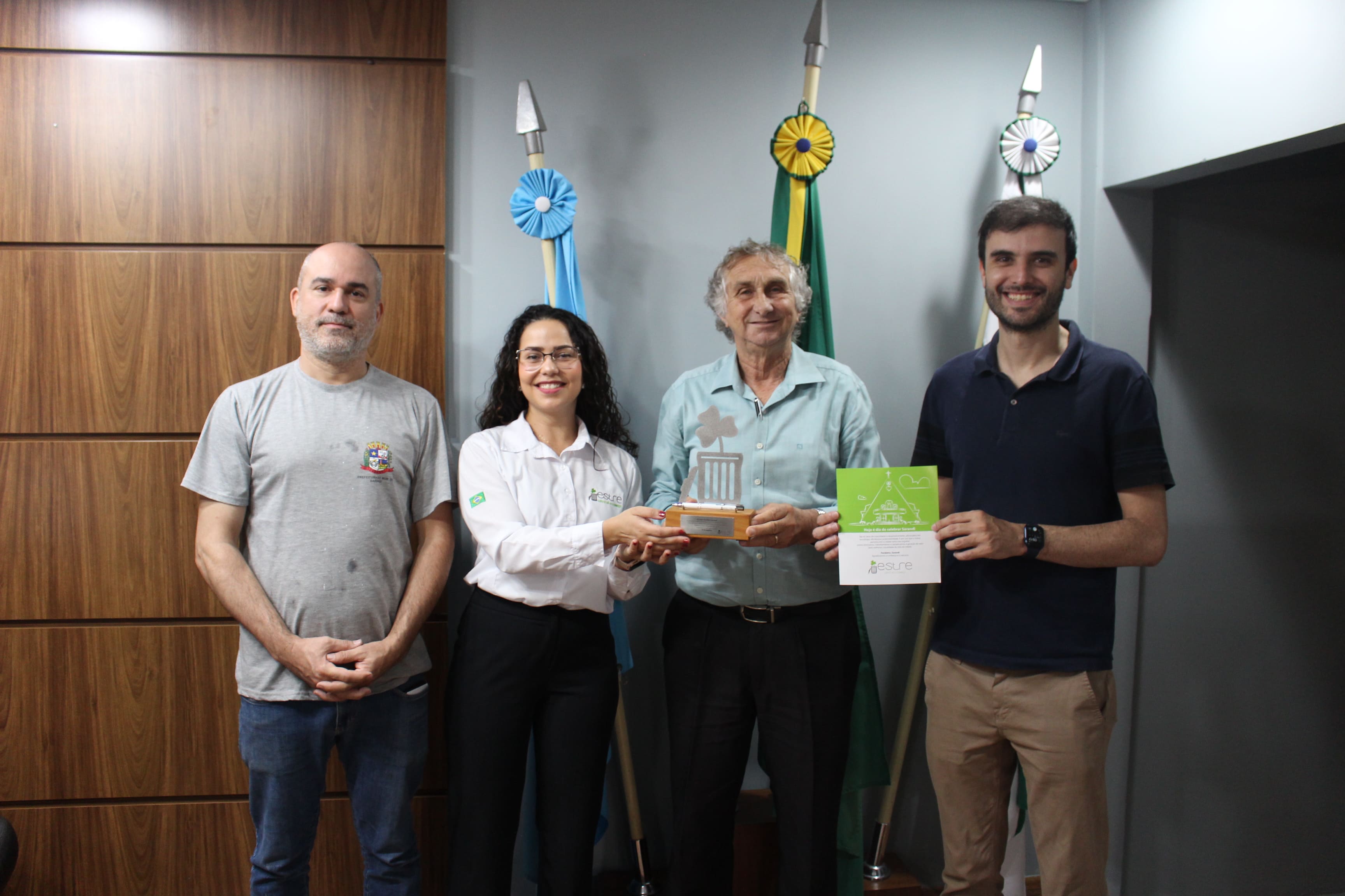 Walter Volpato recebe placa comemorativa alusiva aos 42 anos de Sarandi e reforça convite para festa de aniversário