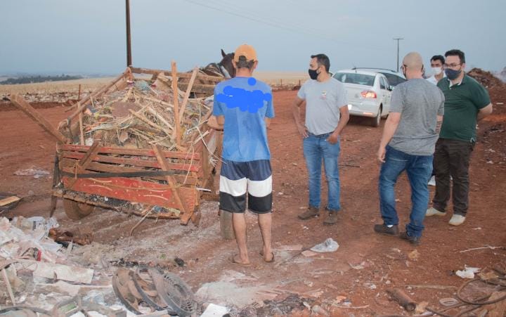 Equipes da Secretaria Municipal de Saneamento e Meio Ambiente, juntamente a Guarda Municipal abordam situação de descarte ilegal