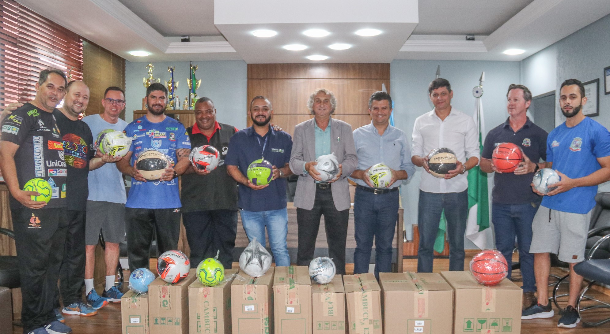 Kits esportivos, com bolas e outros materiais, garantem mais qualidade às atividades do projeto Superação