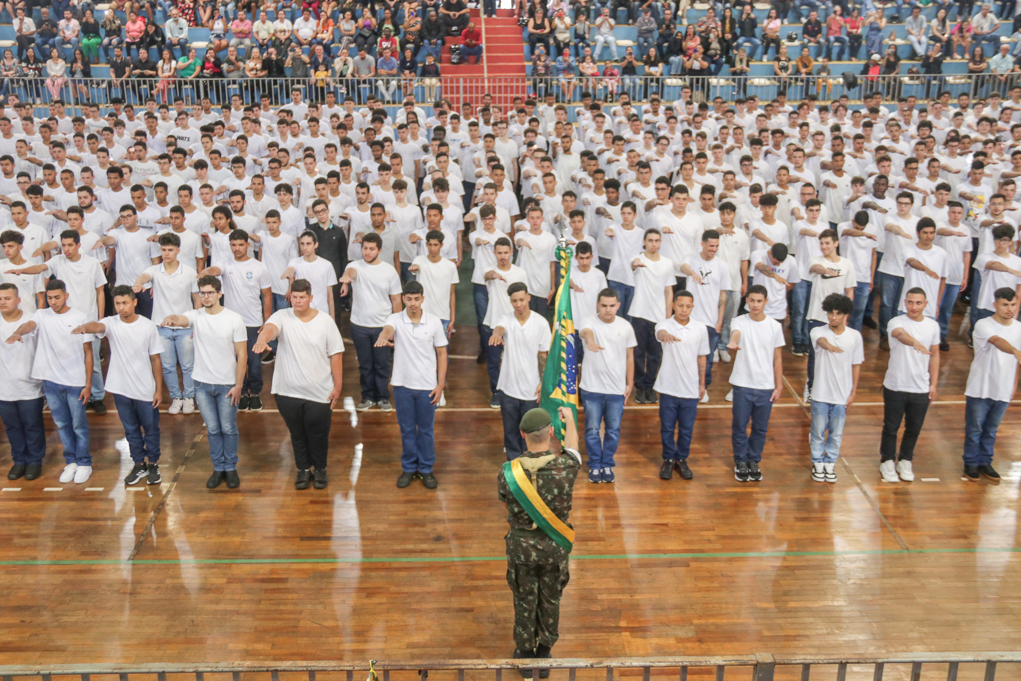 Solenidade de Juramento à Bandeira reúne mais de 700 jovens alistados e dispensados do serviço militar