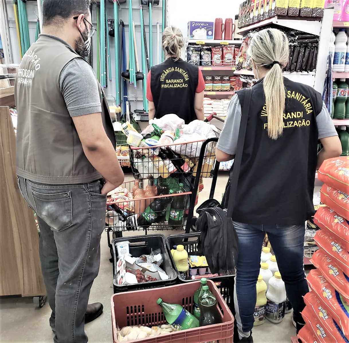 Equipes fiscalizam mercados e conveniências em Sarandi