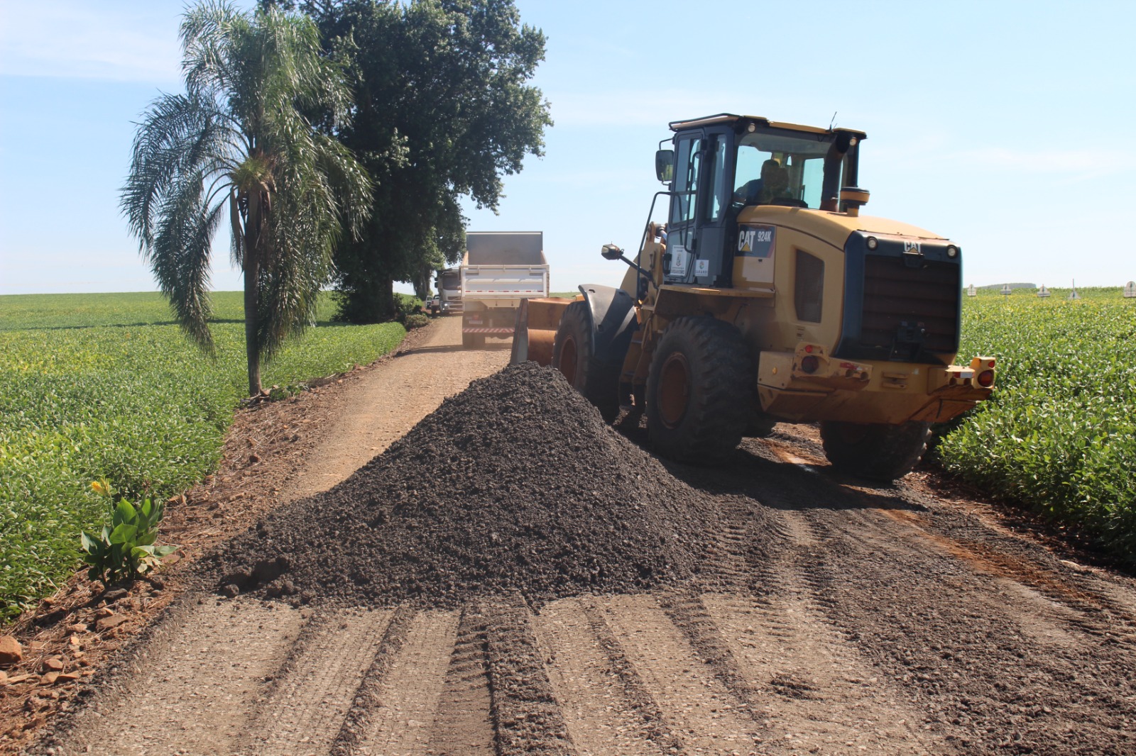Prefeitura de Sarandi intensifica recuperação de estradas rurais com cascalhamento e compactação