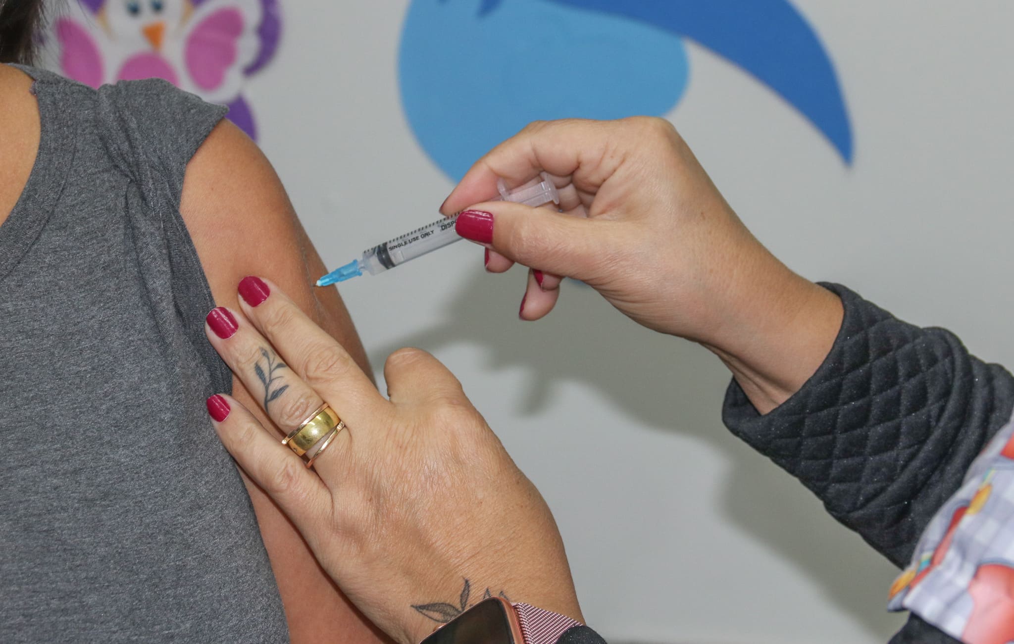 Vacinação contra gripe e covid estende horário até 8 horas da noite na UBS Independência nesta terça, 13