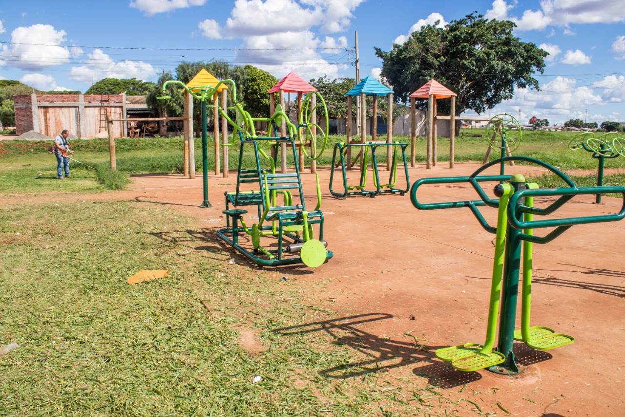 Equipe da SEJUV realiza manutenção e limpeza na Praça de Esportes do Jardim Bela Vista