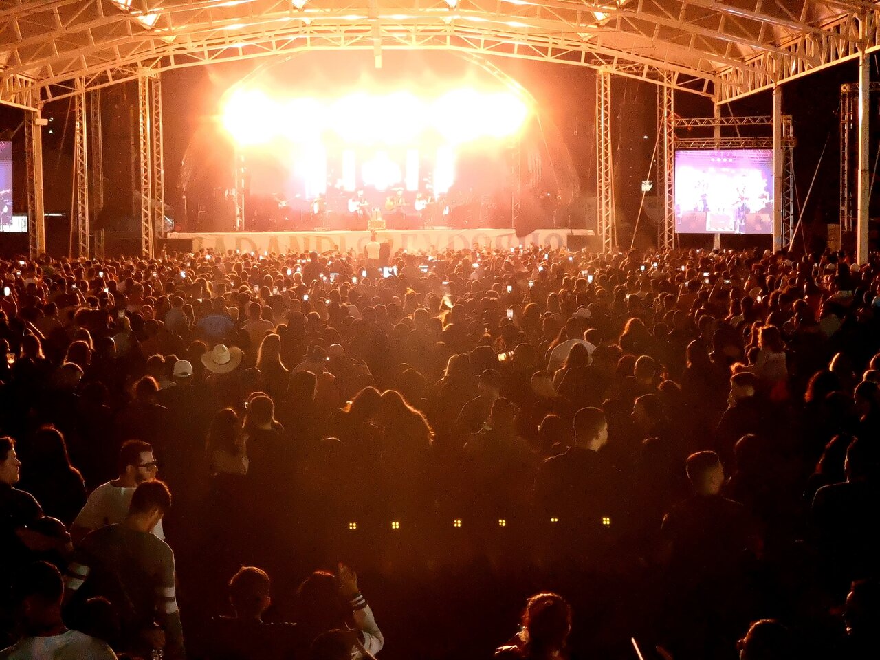 Bruninho esquenta a plateia, Ícaro e Gilmar seguem ritmo e tocam para mais de 20 mil na penúltima noite da Sarandi Exposhow