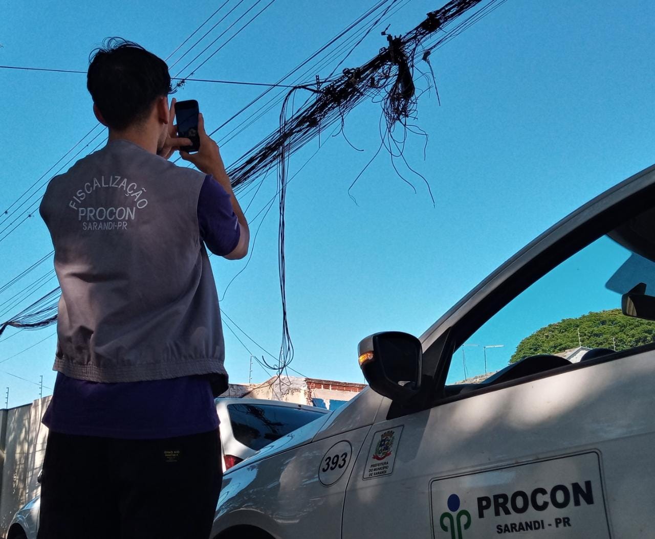 Procon Sarandi mapeia mais de 190 pontos críticos de fios soltos em postes; Copel será notificada