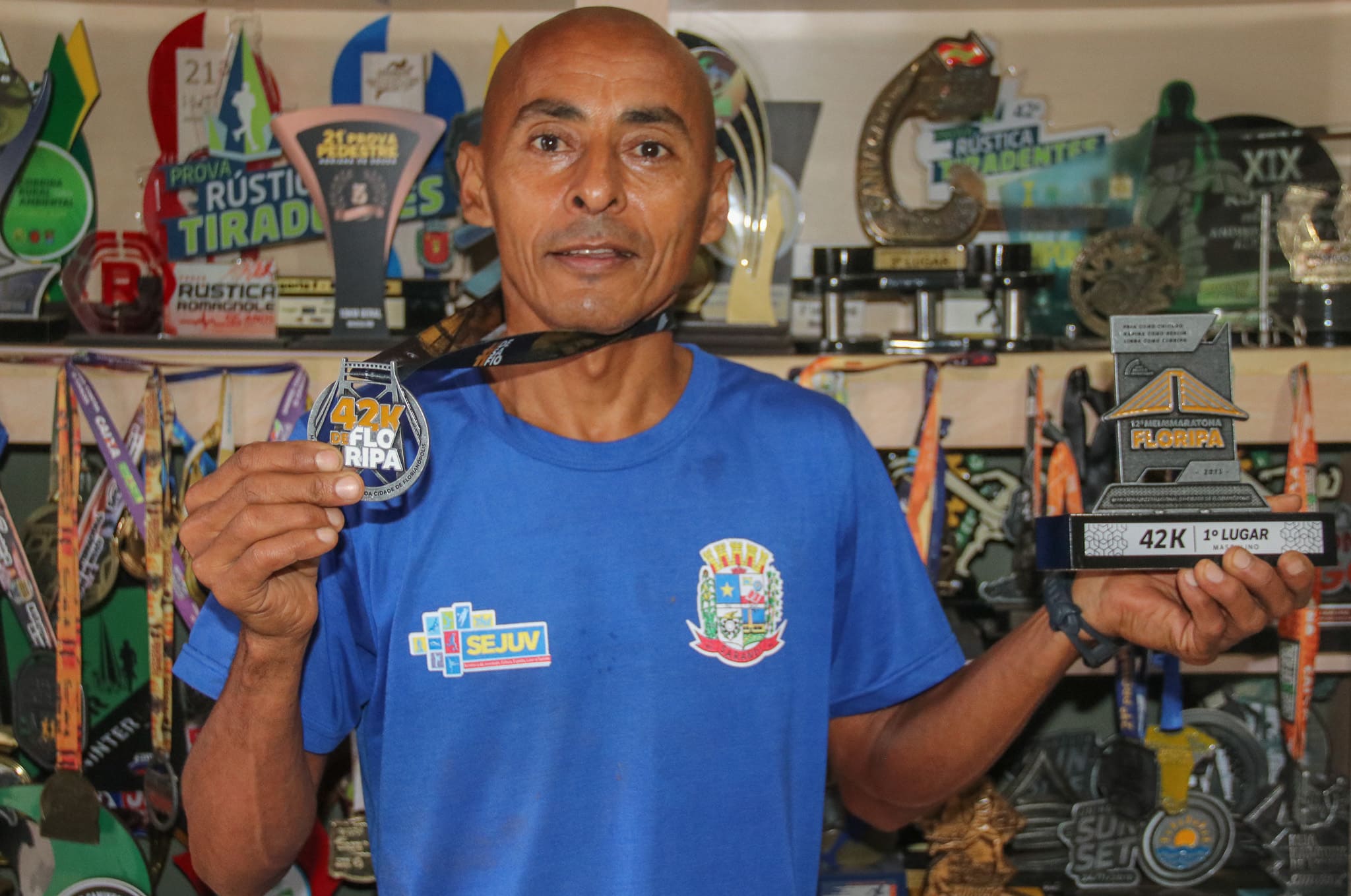 Edmilson Corredor, de Sarandi, vence maratona de Florianópolis e, aos 54 anos, está longe de pendurar os tênis