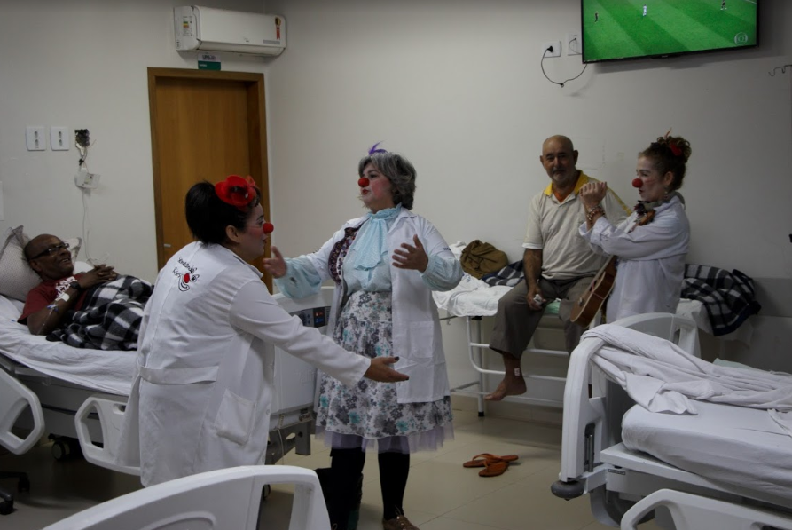 Grupo Semeando Sorrisos levam alegria aos pacientes da UPA
