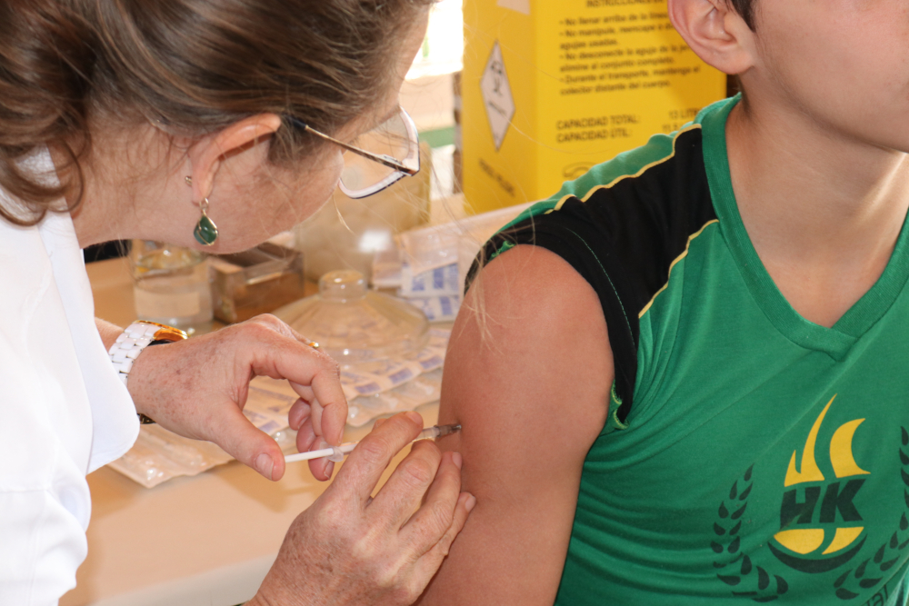 Secretaria de Saúde faz vacinação de Meningite e HPV nas escolas 