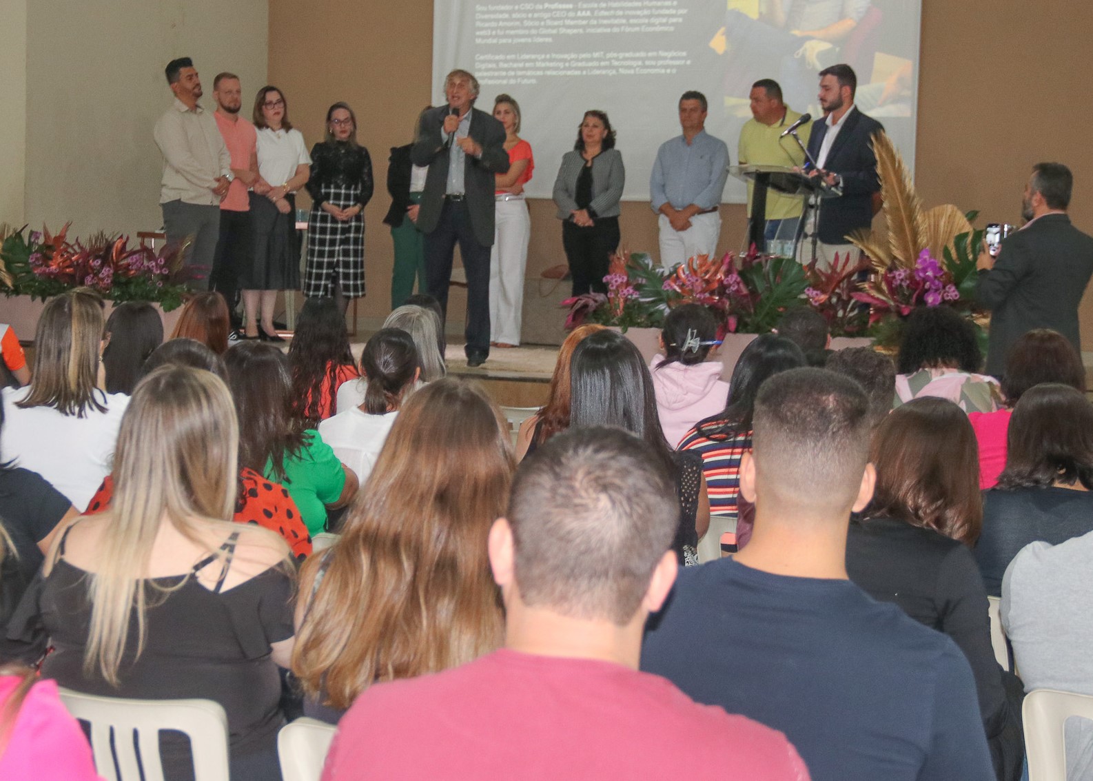 Feira MEI em Sarandi reúne 38 expositores e mais 250 pessoas assistem palestra de Lucas Lima