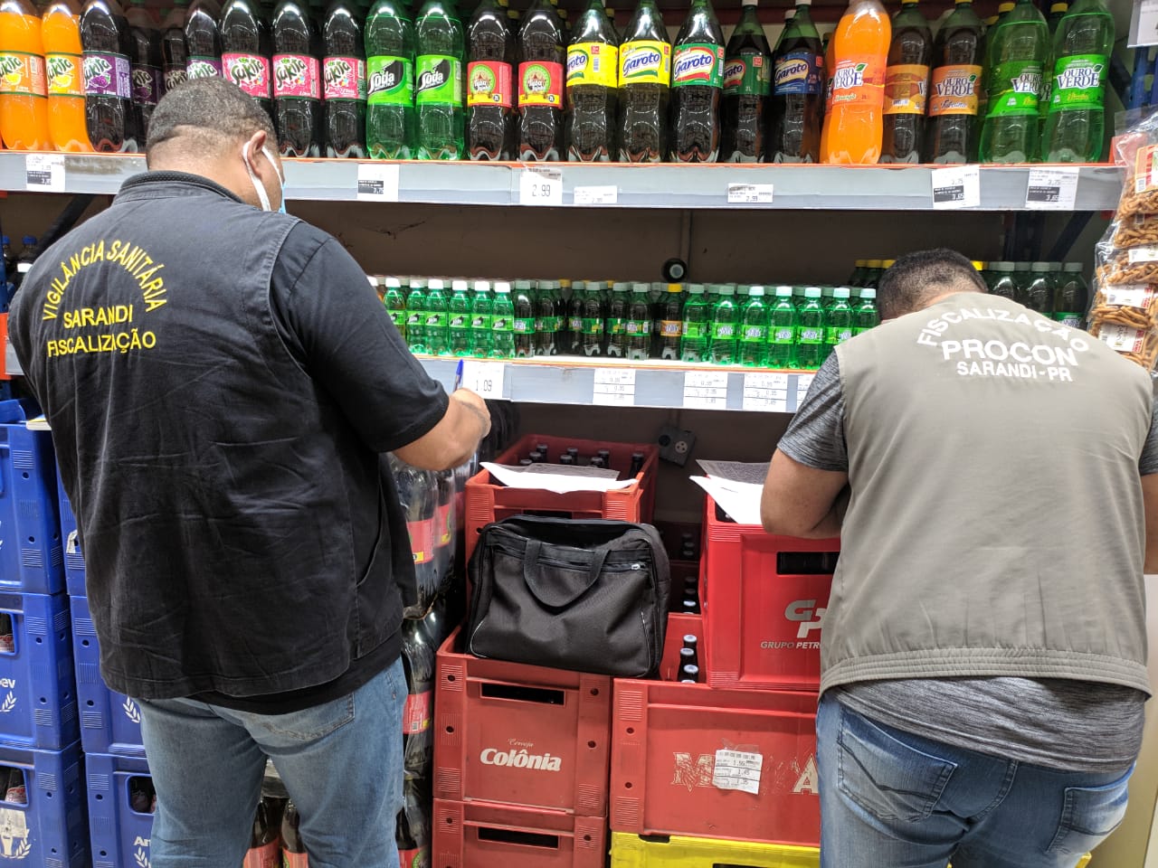 PROCON Sarandi e Vigilância Sanitária em ação conjunta com a Polícia Civil, retiram de comercialização mais de 100 kgs de produtos irregulares