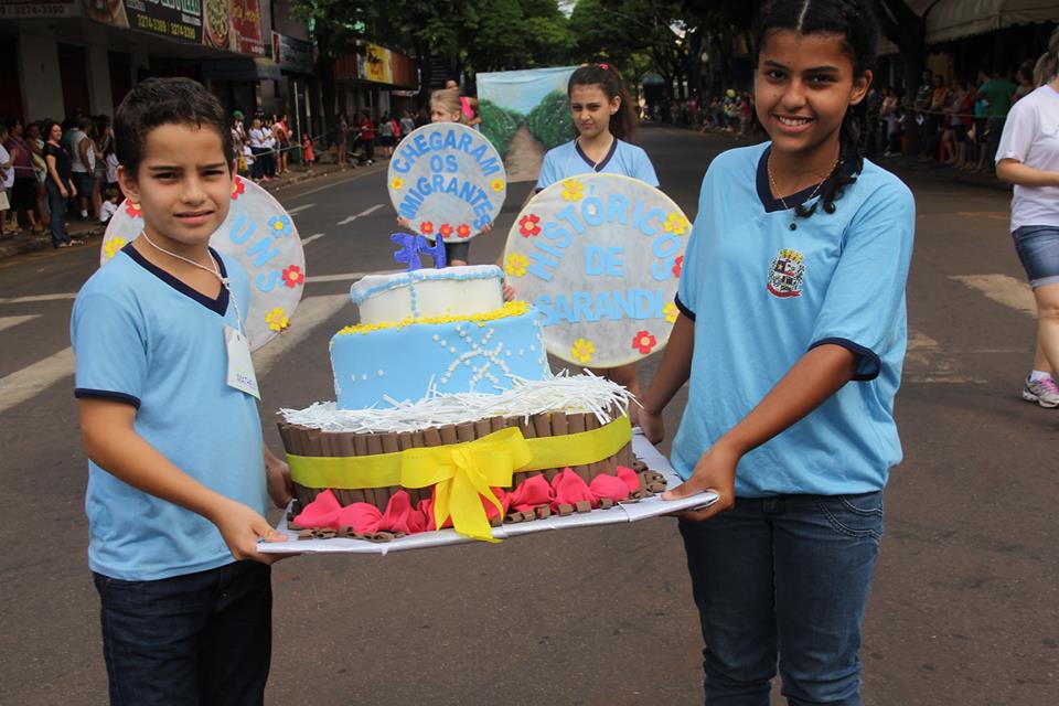 Sarandienses prestigiaram o desfile de aniversário