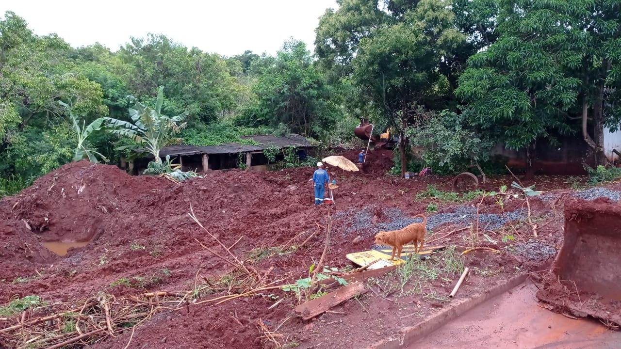 Obras do emissário do sistema de esgotamento sanitário no Jardim Universal