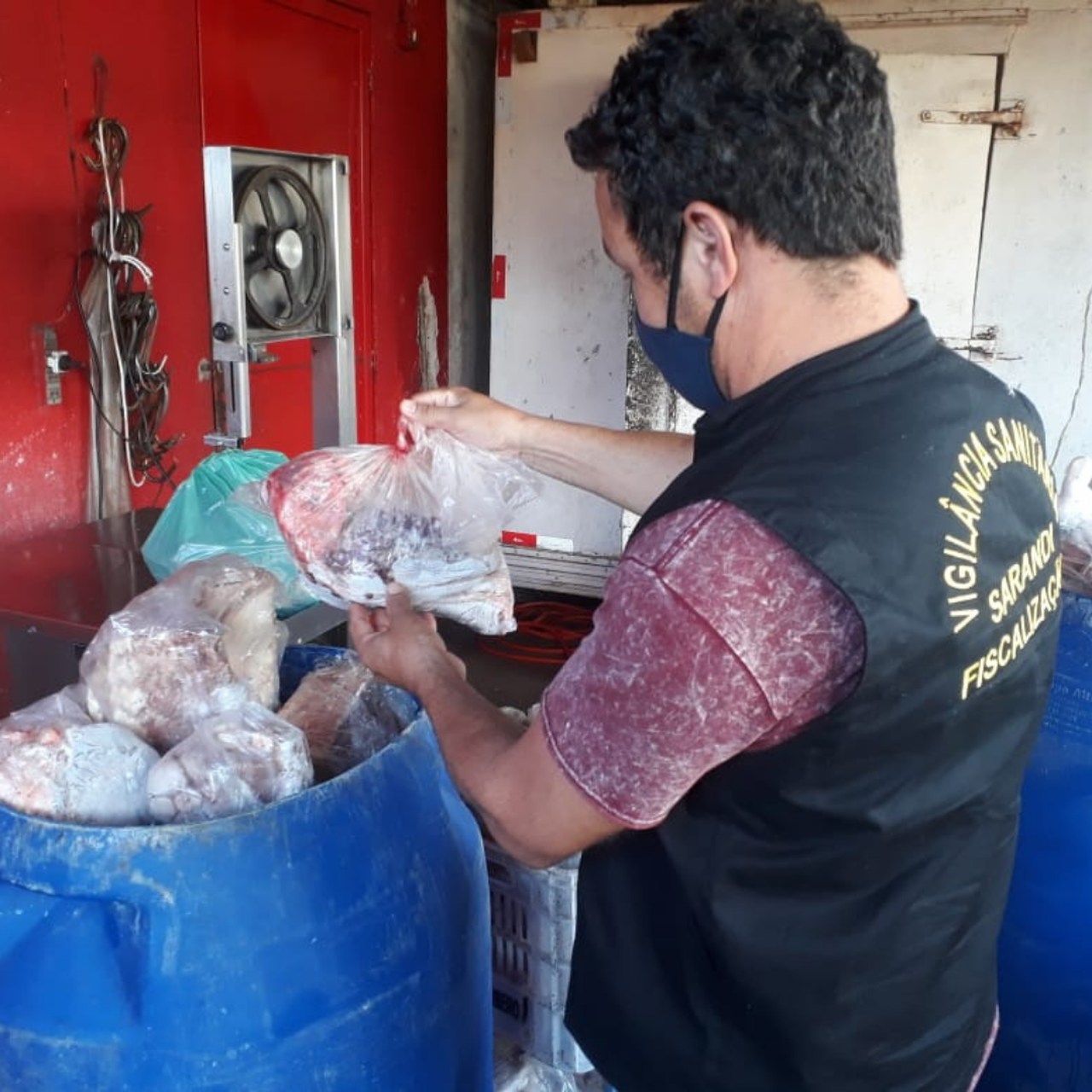 PROCON e Vigilância Sanitária fiscalizam açougue