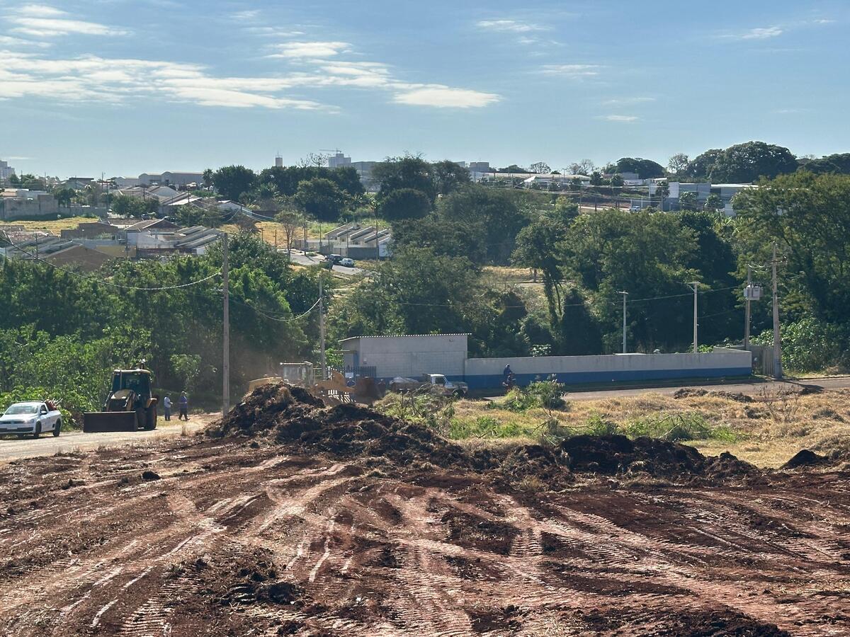 Prefeito acompanha início da limpeza da área onde será construída a nova sede do 32º Batalhão da Polícia Militar em Sarandi