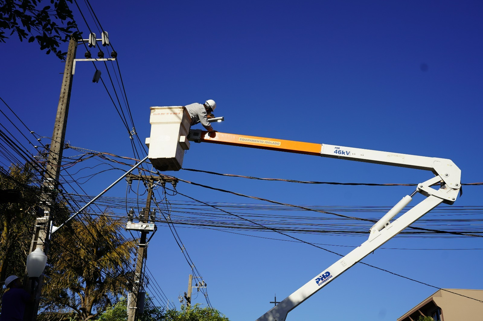Sarandi é 1ª cidade da região a trocar iluminação pública por LED; instalação começou nesta segunda, 6