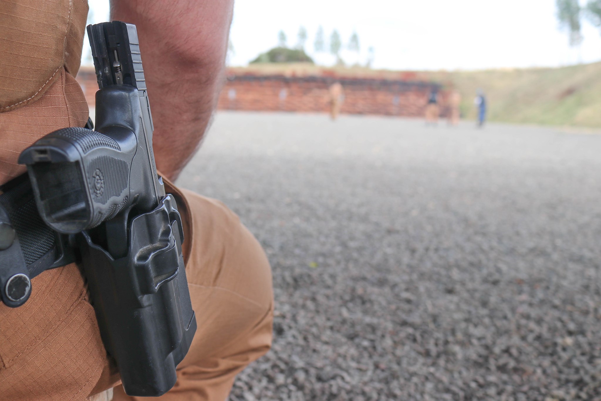 Alunos de formação da Polícia Militar do Paraná treinam em stand de tiro da Guarda Municipal de Sarandi