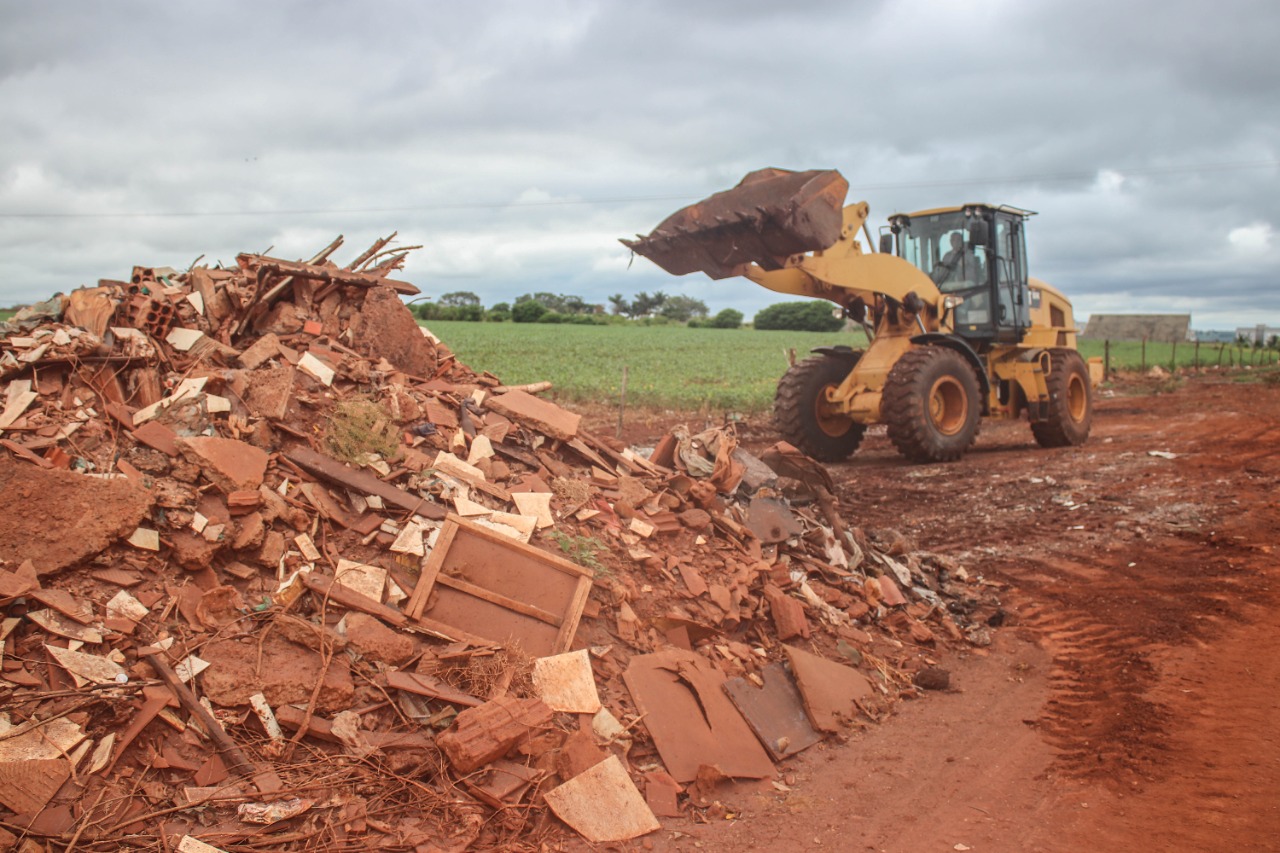 Secretarias municipais realizam operação de limpeza de lixo e entulhos na Estrada Jaguaruna em Sarandi