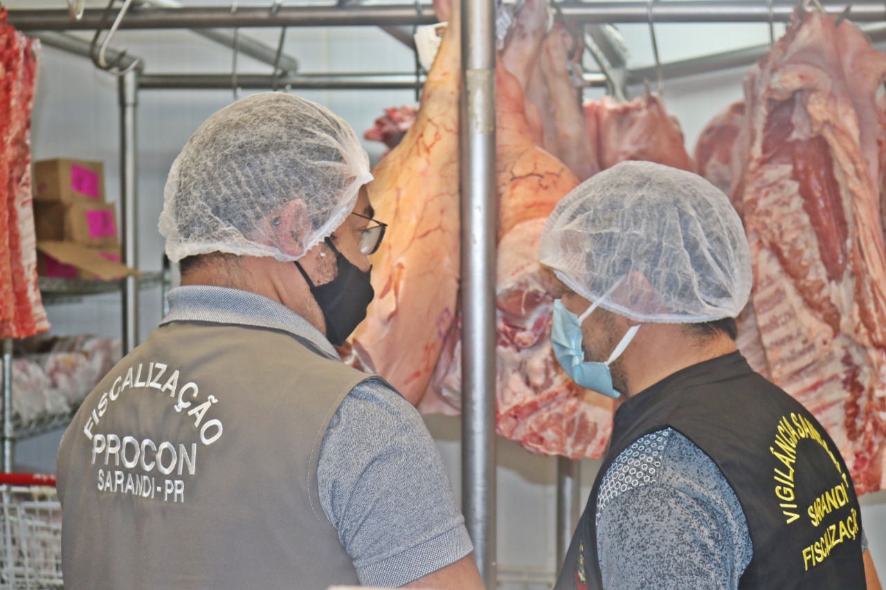 PROCON, IPEM e Vigilância Sanitária fiscalizam supermercado