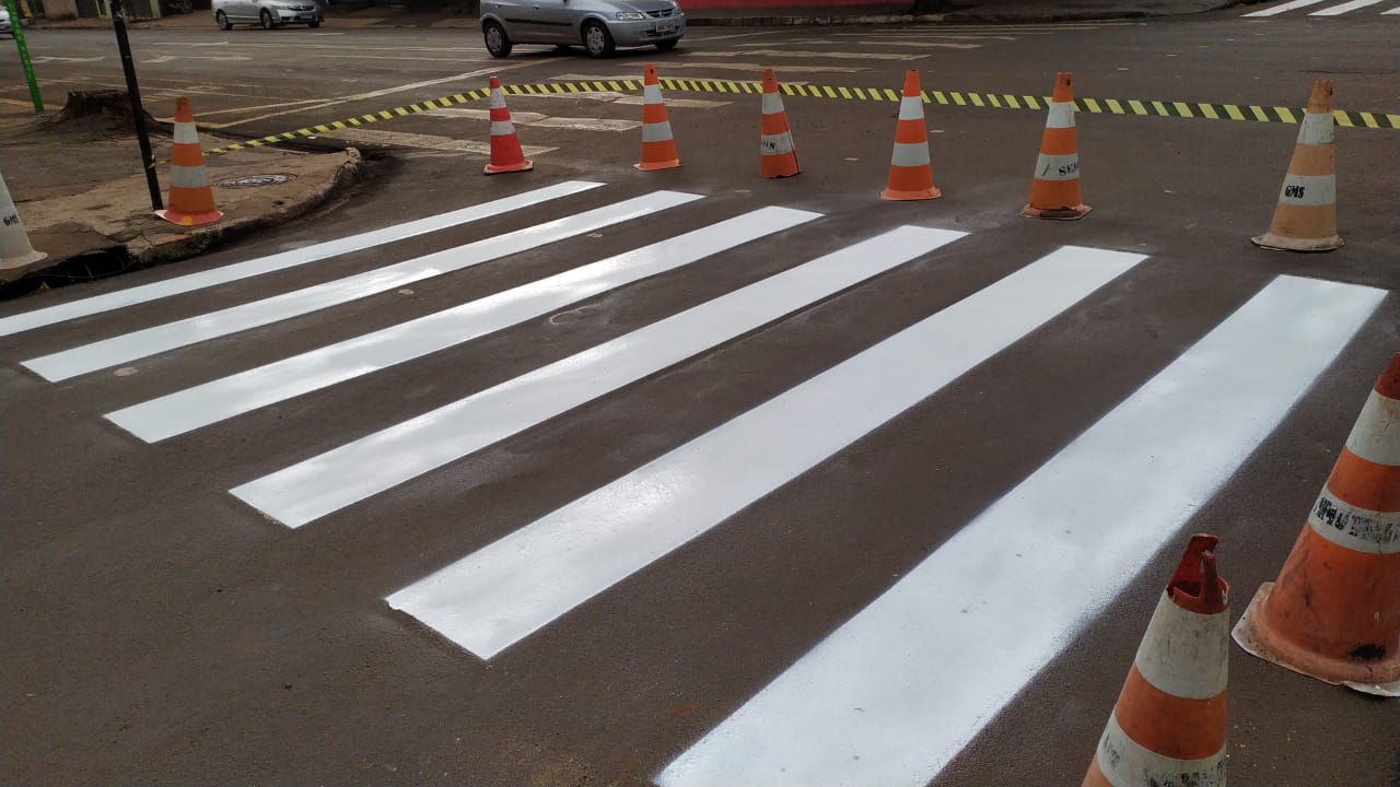 Equipe de sinalização realiza serviço na Avenida Dom Pedro I