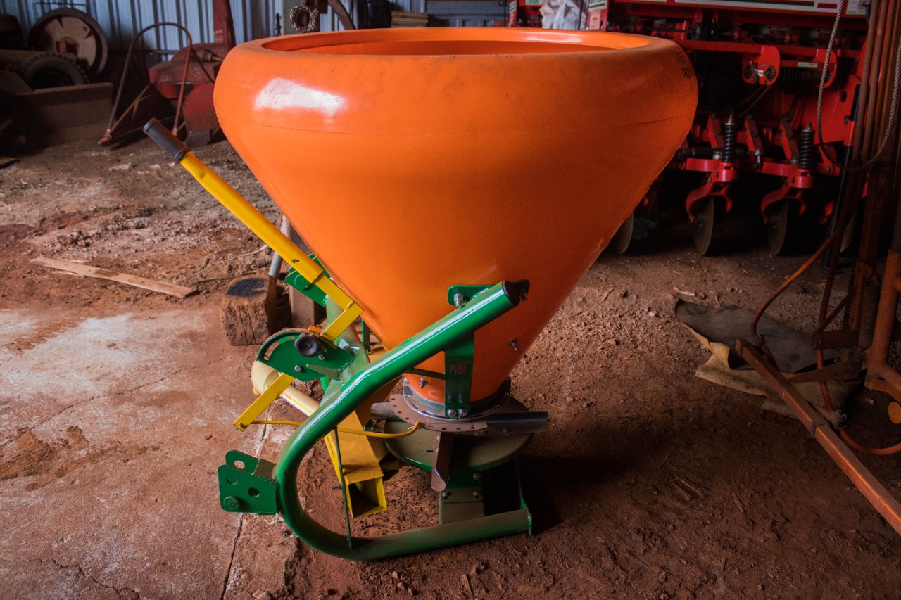 Entrega oficial de distribuidor de calcário para Associação dos Agricultores de Sarandi