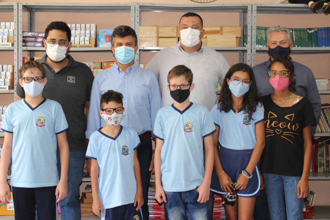 Secretaria de Educação, juntamente com a ONG Renovatio entregam Óculos, gratuitamente a 47 crianças de Sarandi