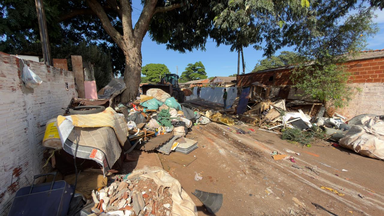 Prefeitura de Sarandi aplica multa e realiza limpeza em imóvel tomado por muito lixo 
