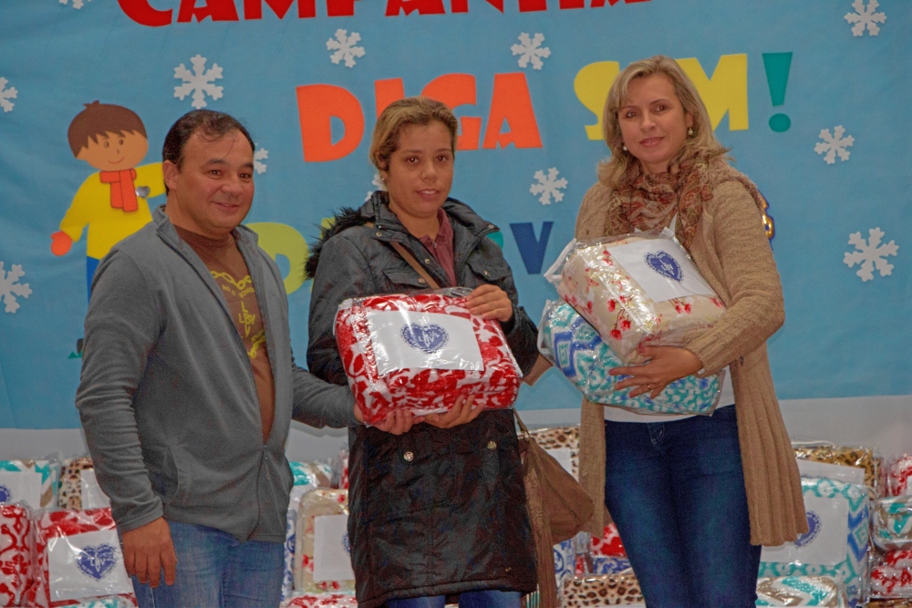 Prefeitura entrega cobertores para famílias carentes de Sarandi