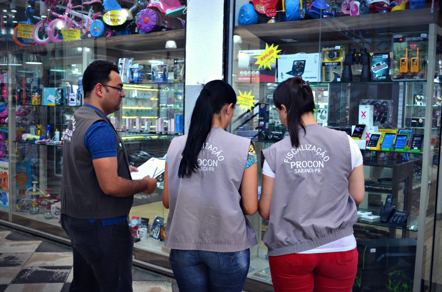 Procon realiza fiscalização em comércio
