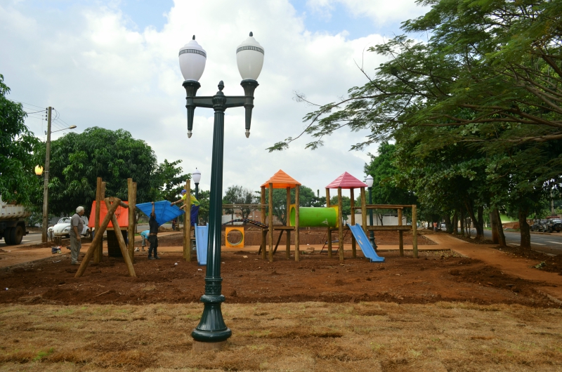 Continuam as obras na praça do Jd. Califórnia