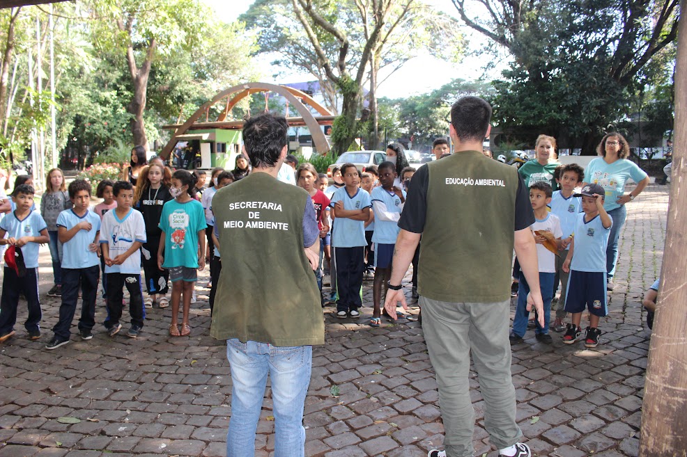 Crianças e adolescentes do CIAPS Sarandi visitam museu e trilha do Parque do Ingá