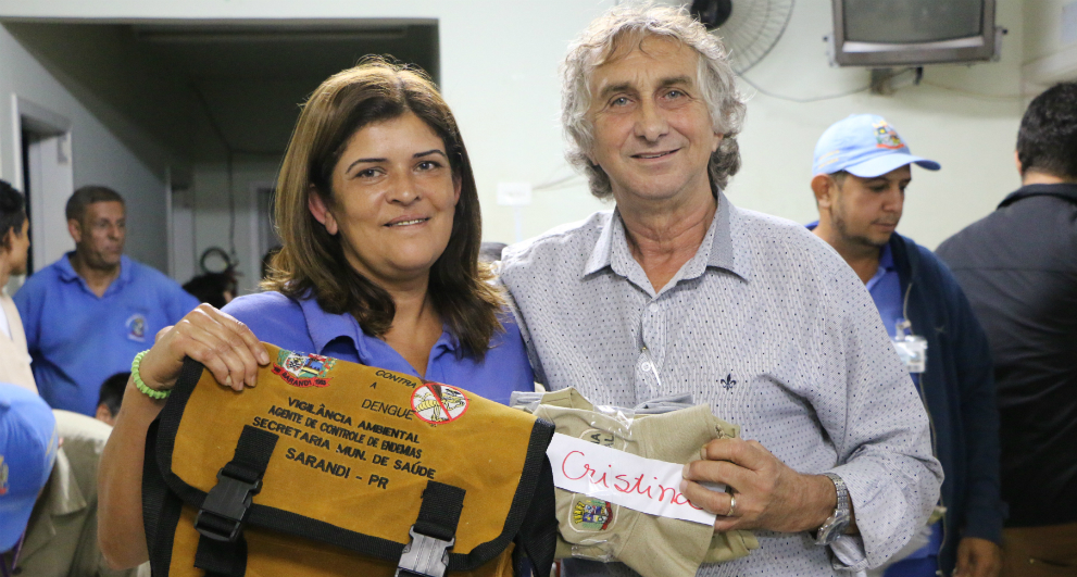 Prefeitura entrega uniformes aos agentes de endemias