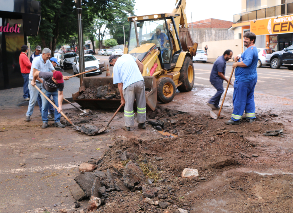 Prefeitura realiza trabalho de nivelamento de via