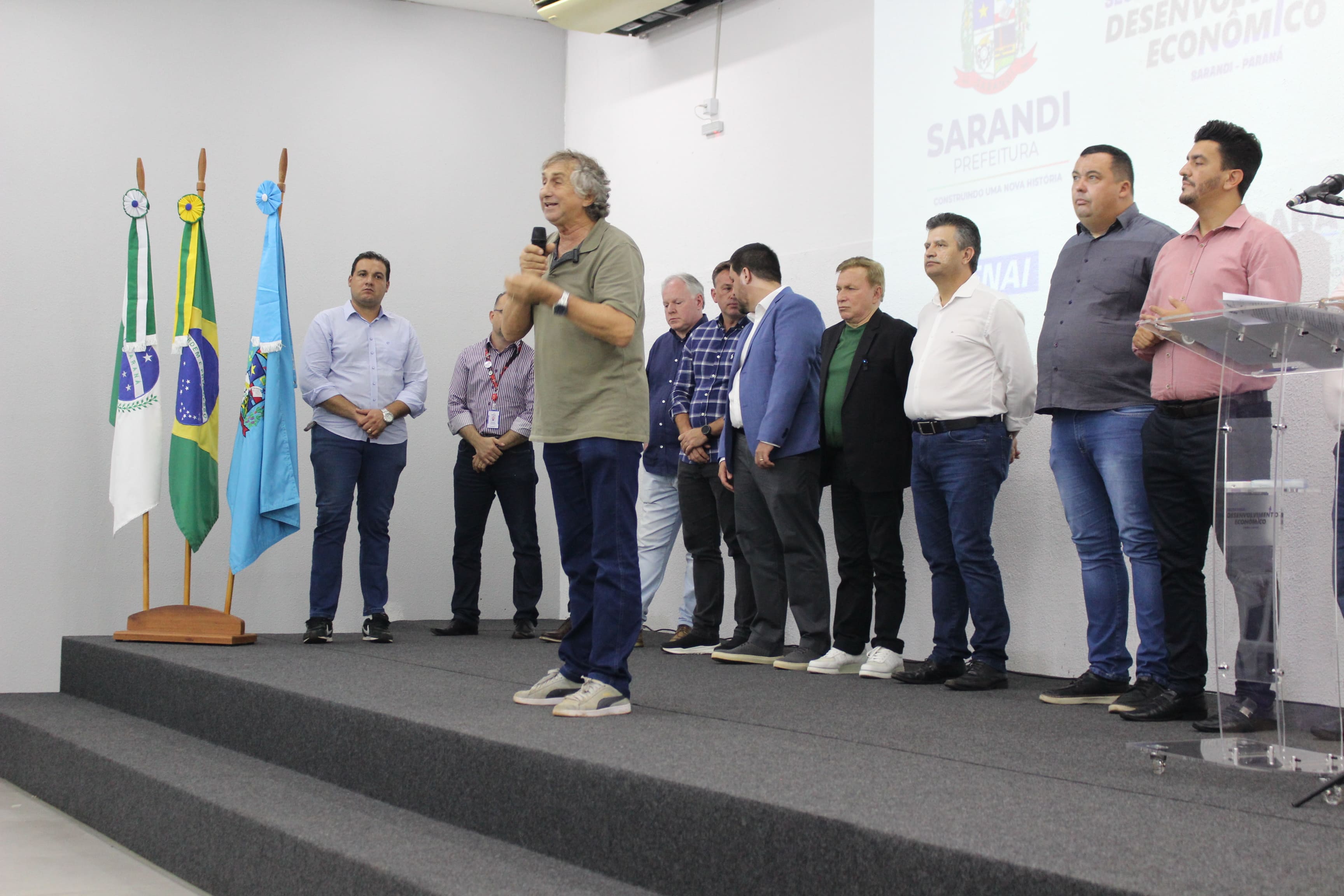 Entrega de certificados de cursos profissionalizantes reafirma importância da capacitação 