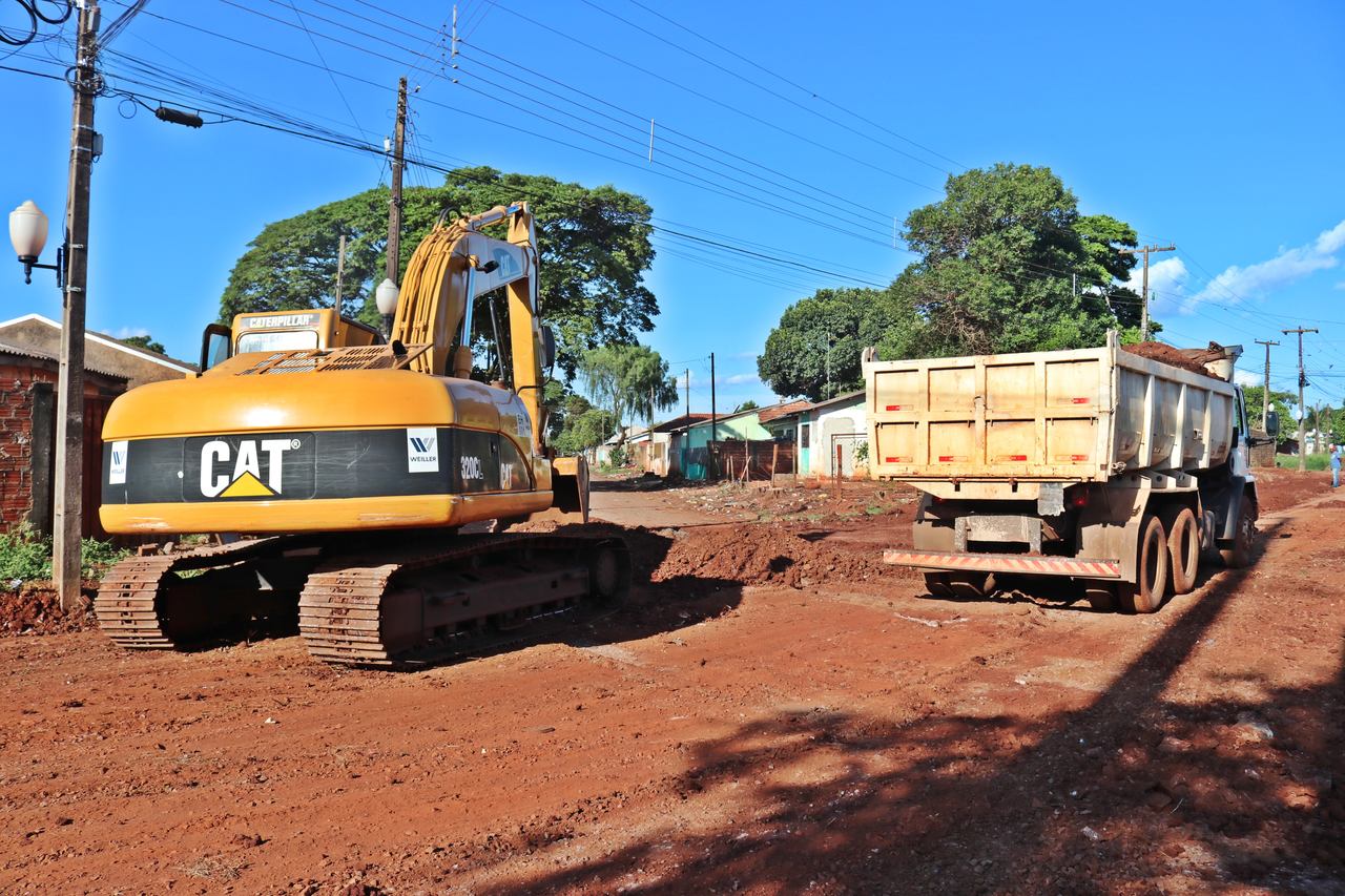Máquinas começam trabalho no Conjunto Residencial Triângulo