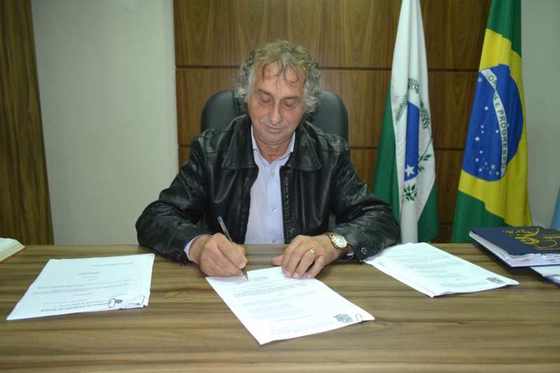 Prefeito sanciona Lei que proíbe o recebimento do lixo de municípios vizinhos