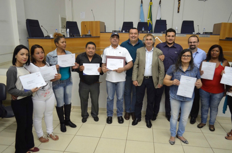 Prefeitura Entrega Certificado de Cursos de Qualificação Profissional
