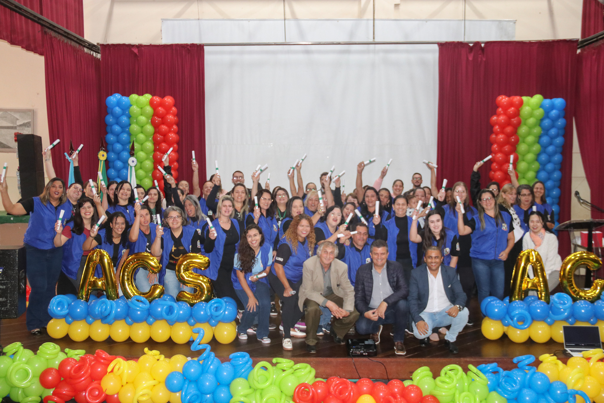 Agentes comunitários de saúde e de combate a endemias recebem certificados de conclusão de curso de qualificação