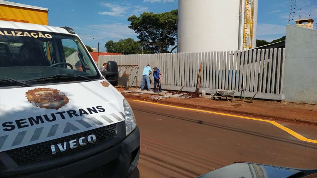 Departamento de Transporte com apoio do Departamento de Trânsito instalam novos abrigos por Sarandi