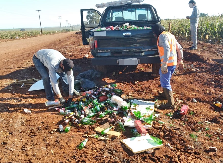 Funcionários de uma empresa terceirizada são multados após flagrante de descarte ilegal